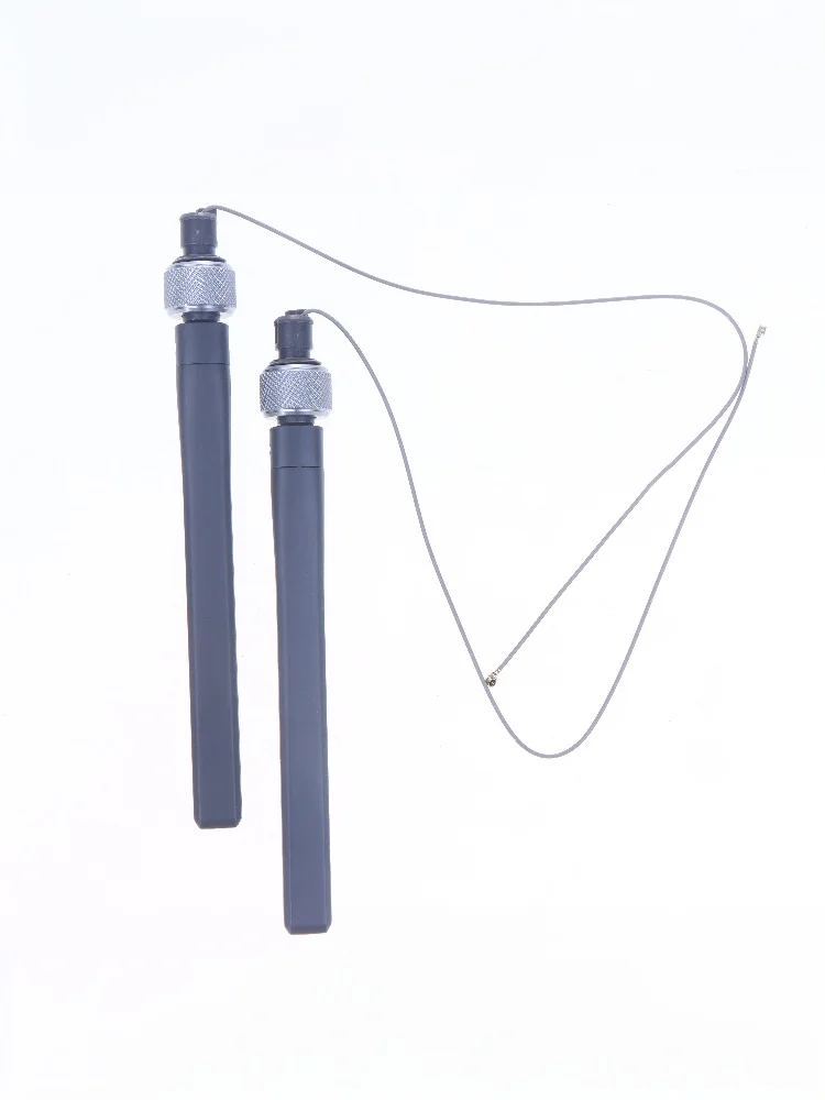 Antenne SDR flexible de 16,5cm fixée sur une télécommande de drone agricole, améliorant la portée du signal.