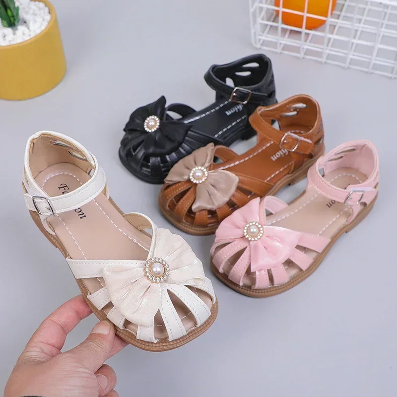 Girls Chic Sandals Summer New PU Princess Hollow Covered Toes Kids Fashion Bow with Big Pearl Soft Simple Children Casual Shoes