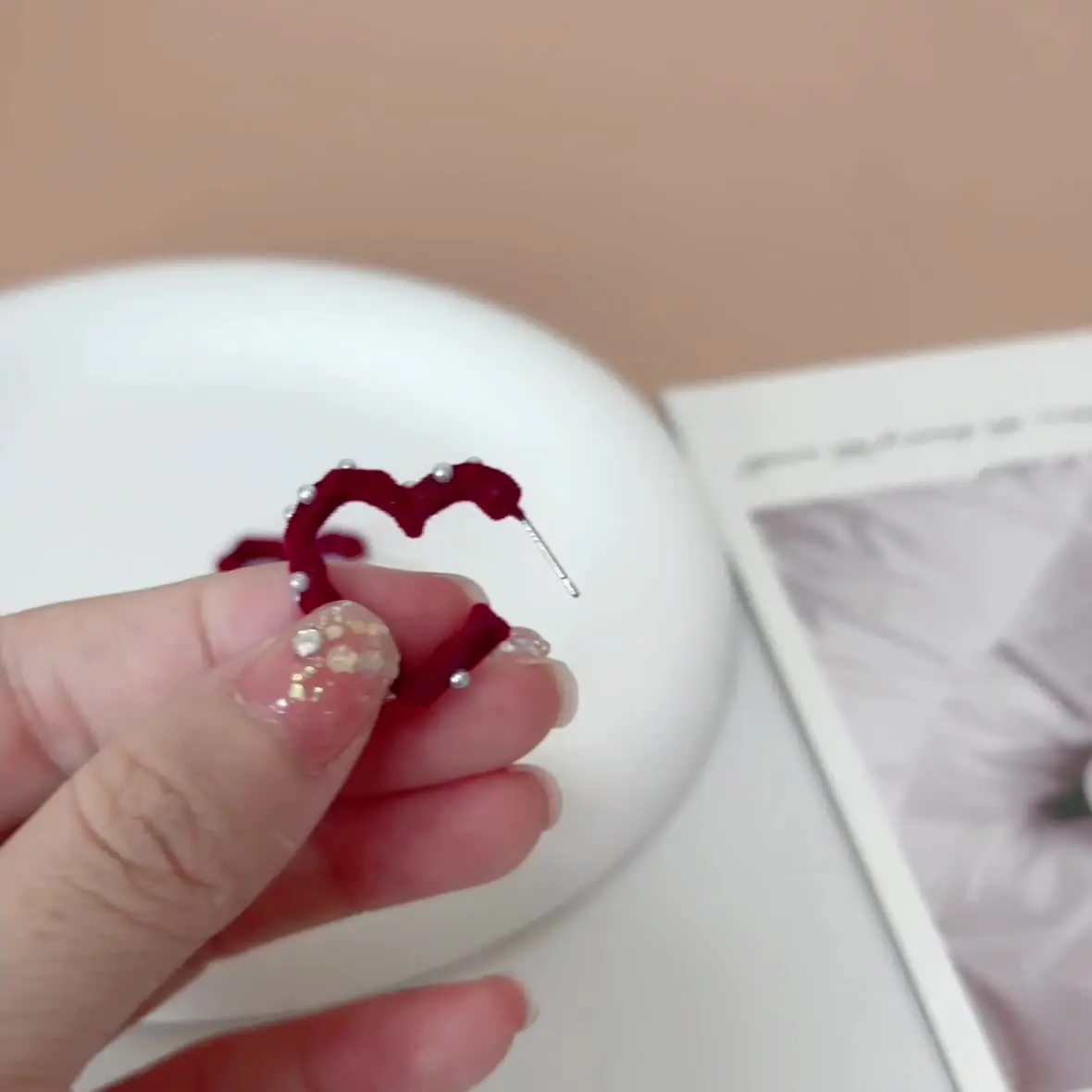 Красные бархатные серьги-гвоздики в форме сердца с жемчугом