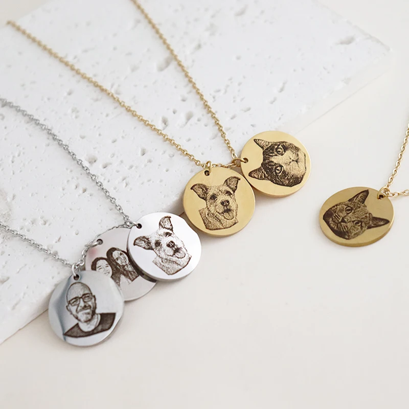 Personalized Portrait Pendant: Custom Engraved Necklace with Name