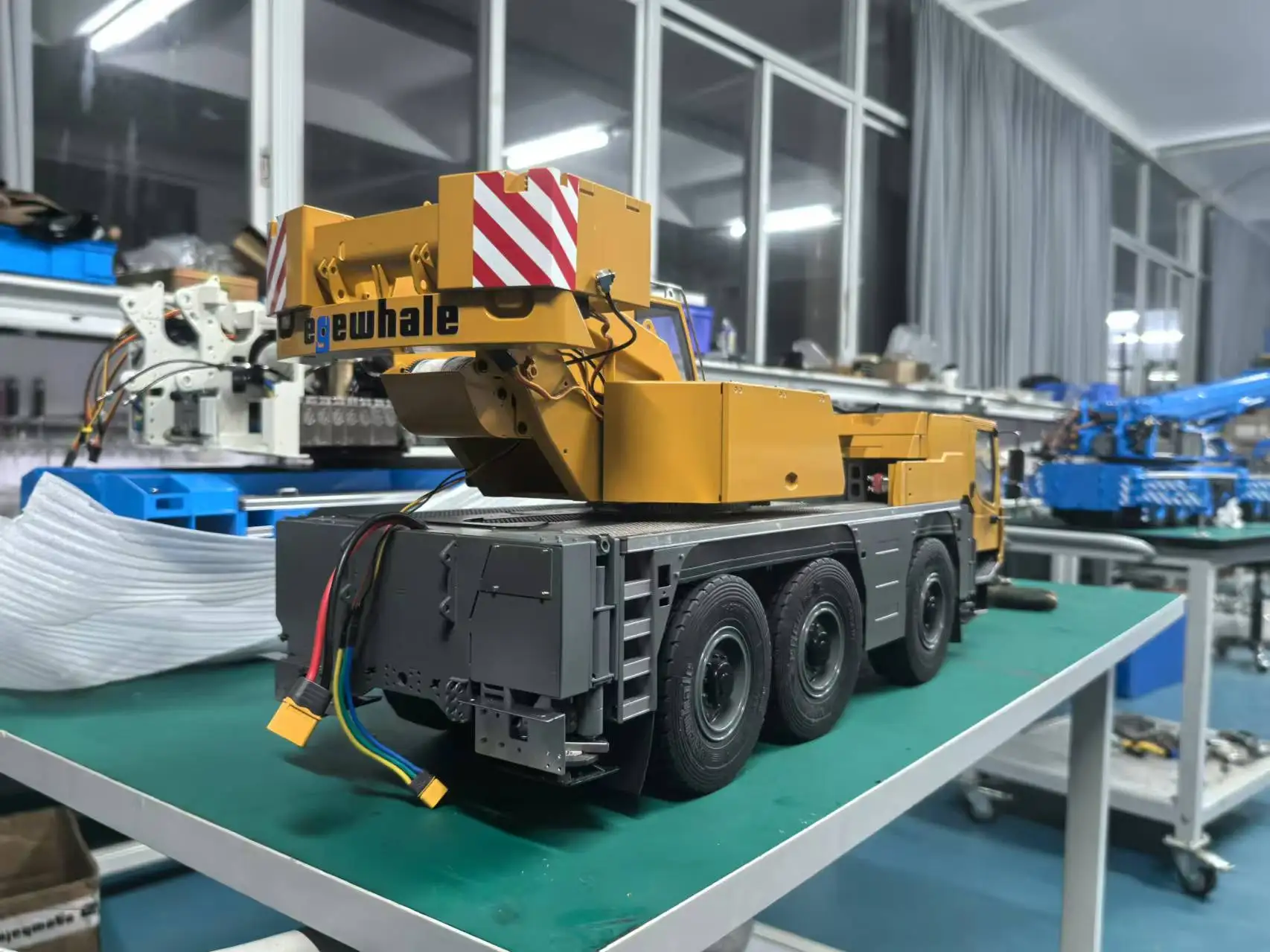 Eyewhale D1050 RC Hydraulic Mobile Crane Truck 3 Axles 1/14 Remote Control Metal Heavy Duty Machine All Terrain Construction Car 3