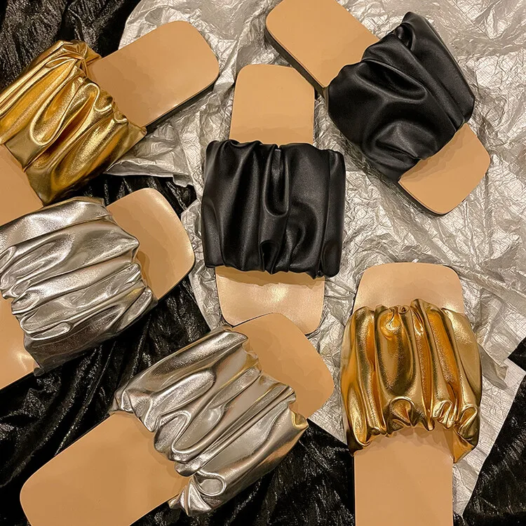 

Шлепанцы женские на плоской подошве, модные шикарные сандалии с квадратным открытым носком, со складками, дизайнерская Повседневная летняя обувь, серебристые сланцы