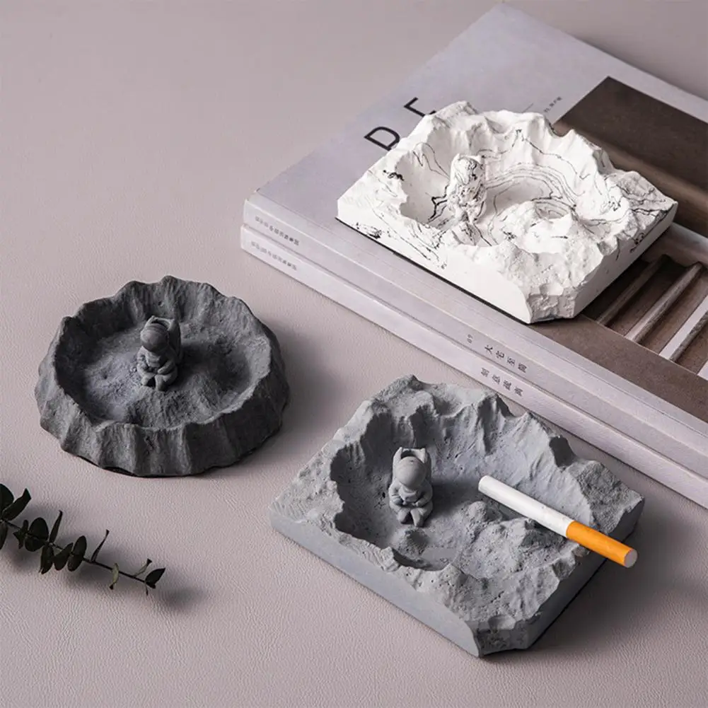 Funny Ash Container Textured Decorative Ash Tray Imitated Moon Astronaut Ashtray Holder for Party Ashtray Holder