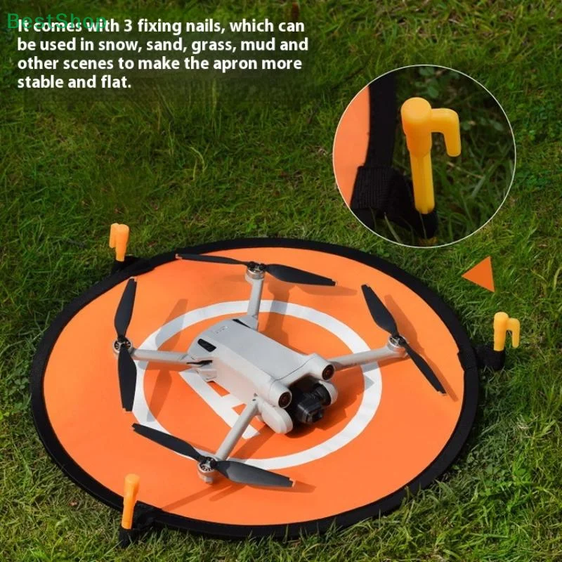 Tapis d'atterrissage pour drone plié et rangé dans son étui de transport, illustrant sa portabilité.
