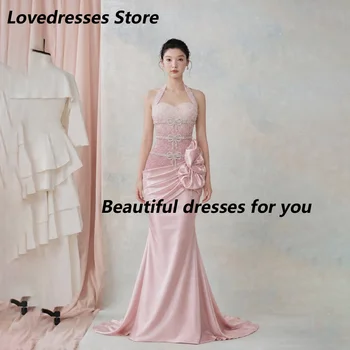 Abito da sera da sposa a sirena personalizzato rosa con scollo all'americana, corpetto con perline e fiocco, drappeggio laterale e strascico, per la madre della sposa