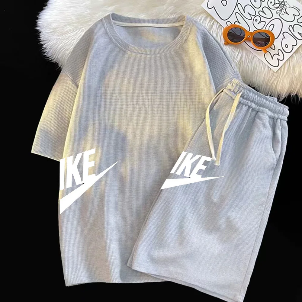 thumbnail image 1 of Traje de marca de verano para hombre, conjunto deportivo informal de lujo a la moda, cuello redondo, pantalones cortos sueltos de manga corta, conjunto de chándal de dos piezas con diseño de gofre, 1 of 5