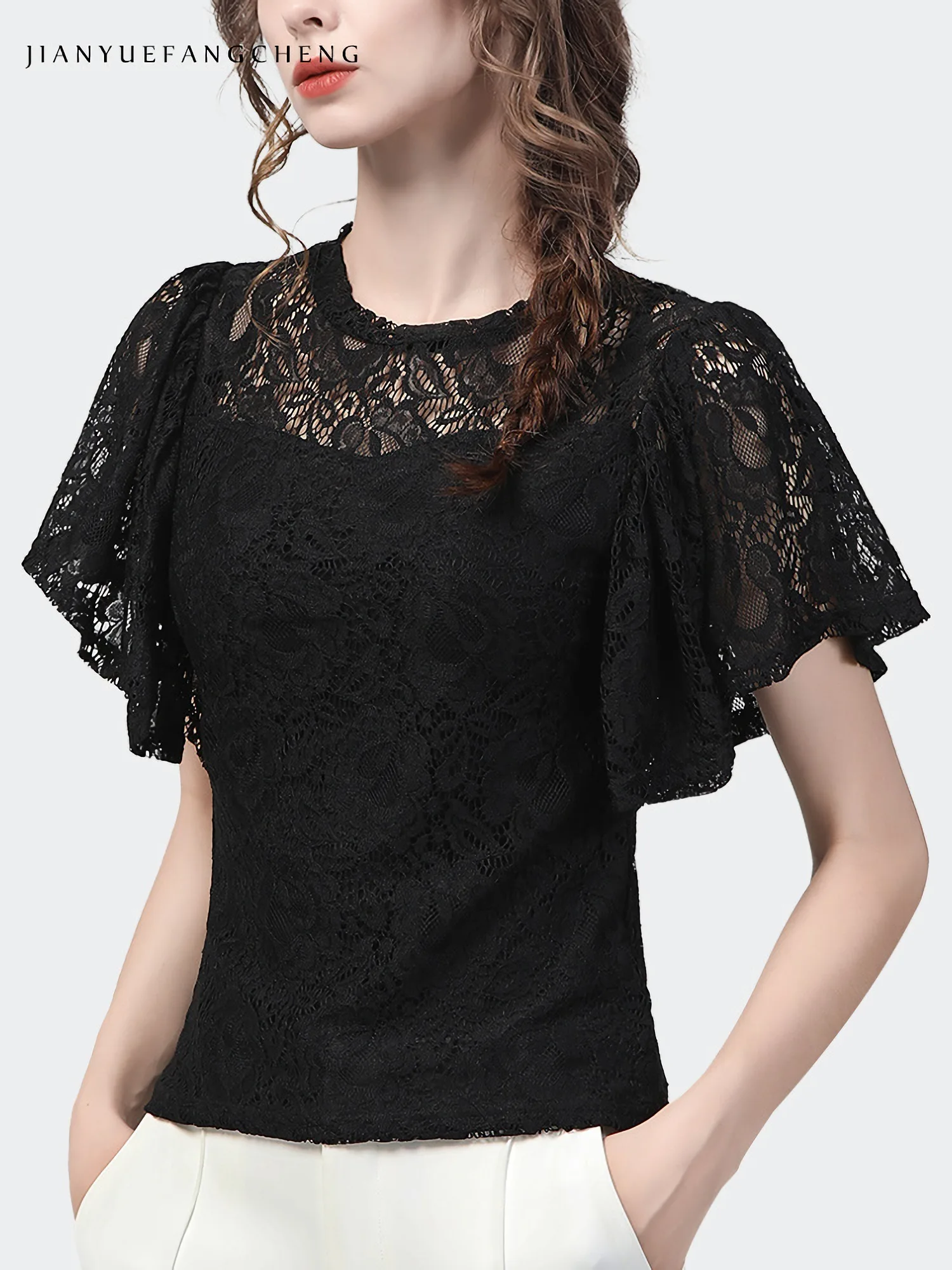 blusa negra de encaje manga corta