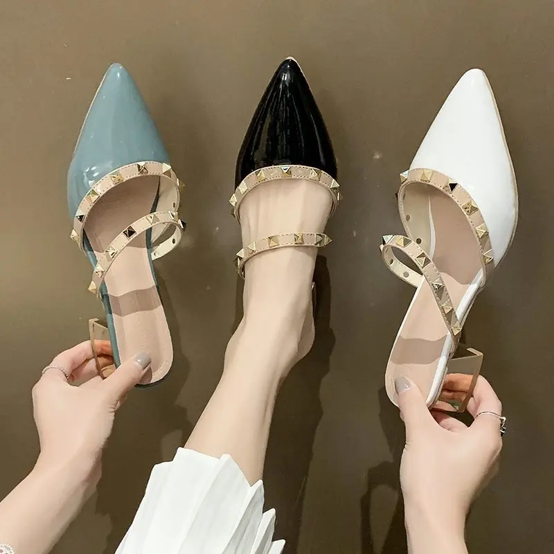 

Женские шлепанцы на высоком каблуке, летние туфли без задника с заостренным носком и заклепками, привлекательные уличные туфли, 2023