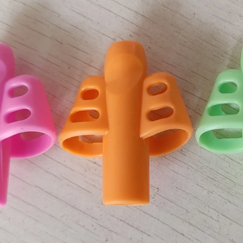 Children's Double Finger Grip Writing Aid - Soft Rubber Pencil Holder for Correcting Writing Posture  Home Educational Tool