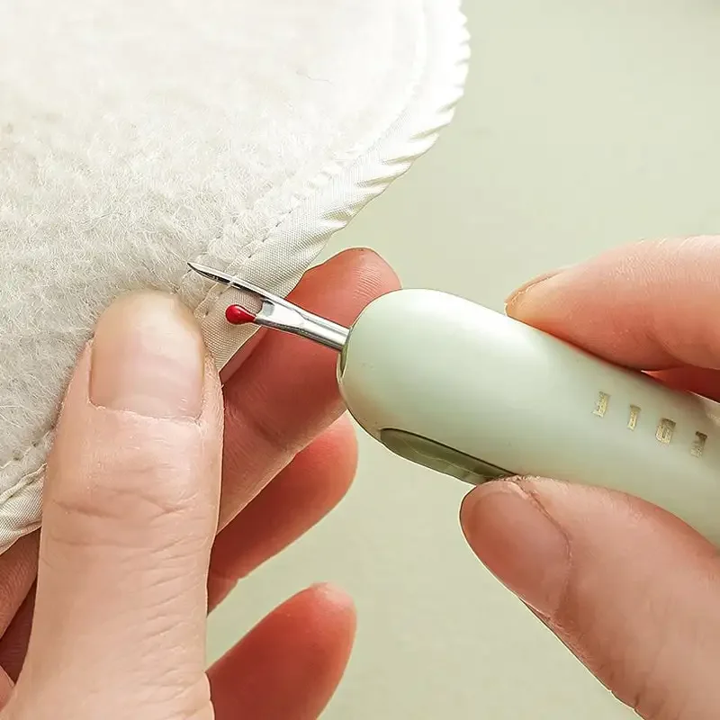 2 In 1 Needle Threader Seam Ripper Multi-Functional Portable Threader For Home Use Needle Sewing Tools