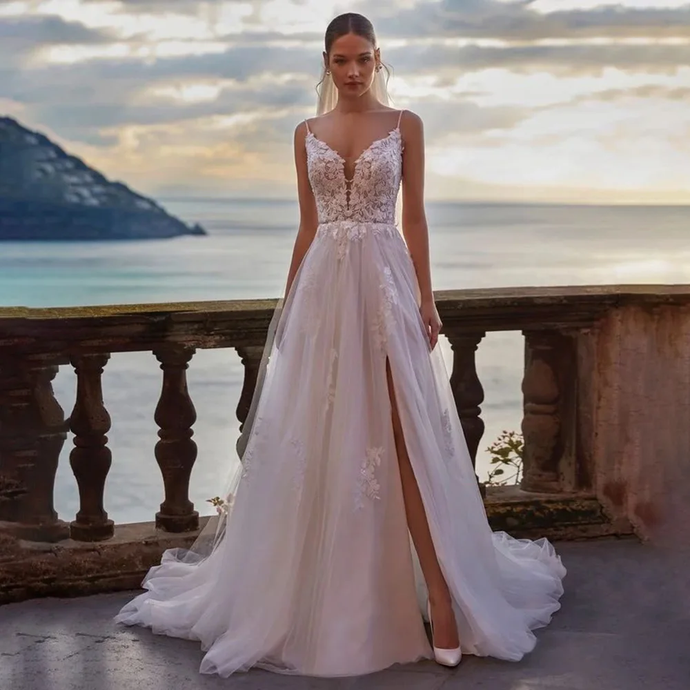 

Radiant V-neck Appliques Lace Tulle Wedding Dress Spaghetti Straps Backless Wedding Gown with Side Slit Court vestidos de novia
