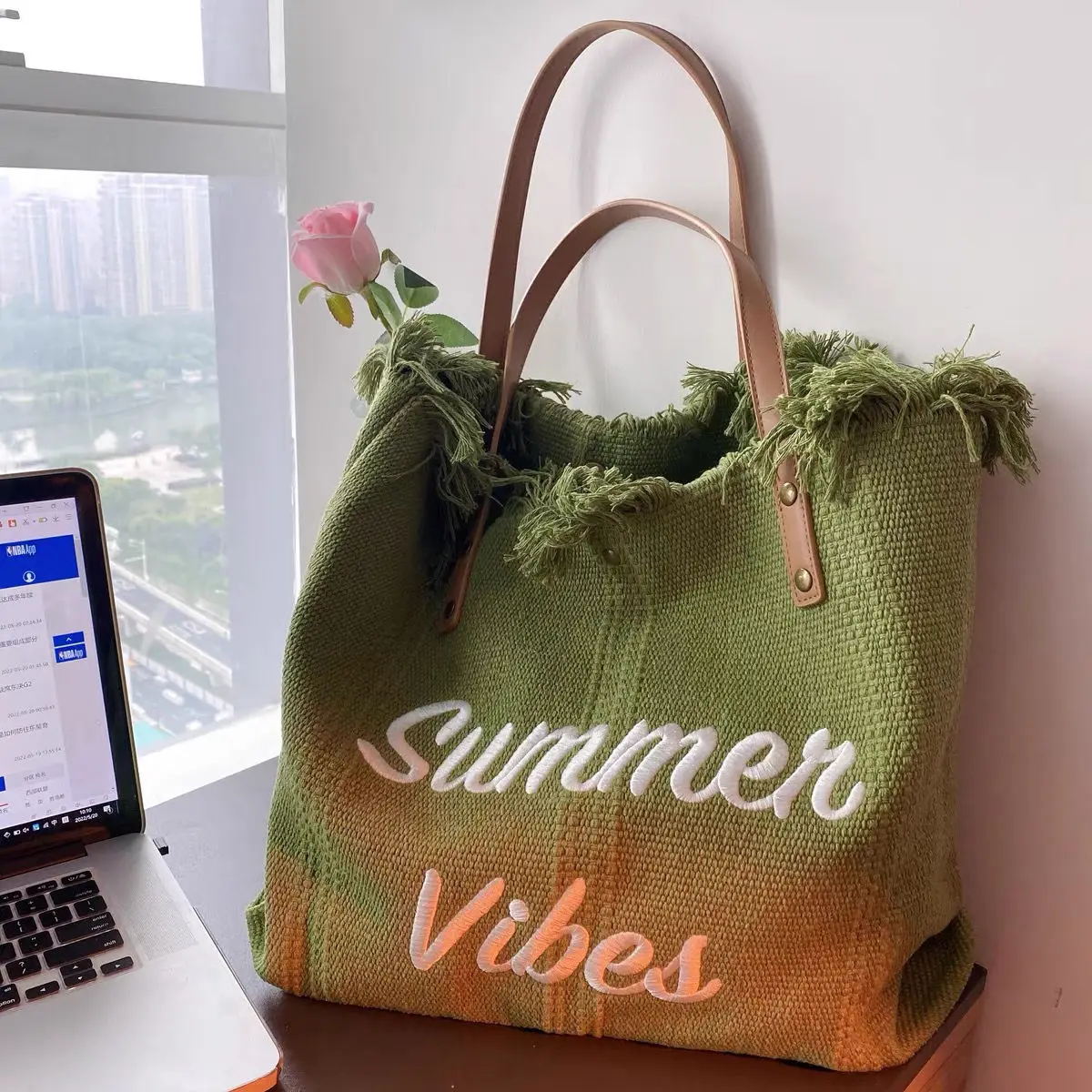 thumbnail image 1 of Bolso de mano de lona con letras bordadas para mujer, bolso de mano de diseñador famoso de marca de lujo de gran capacidad, bolso de hombro versátil de moda, 1 of 4