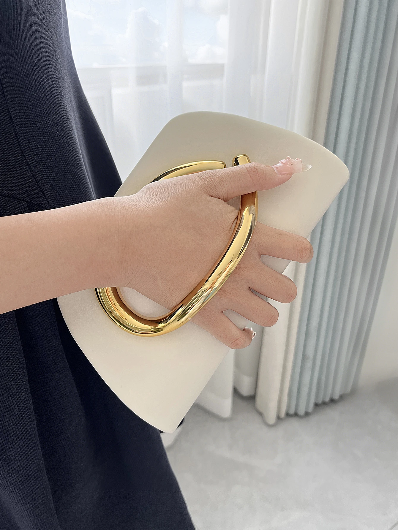 Magnetic closure mechanism