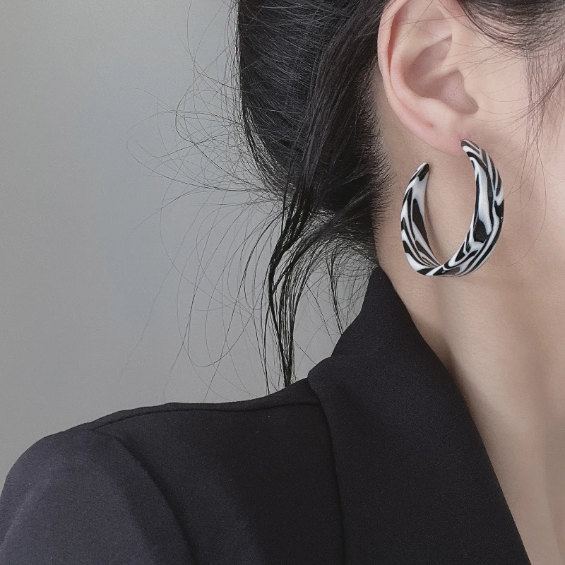 New Fashion Exaggerated Zebra Pattern Acrylic Earrings for Women Black White Sexy Zebra Teardrop Jewelry Gift