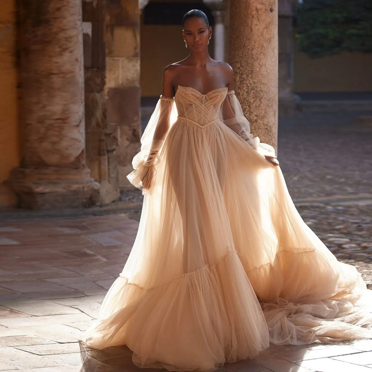 

Chamapgne A-line Tulle Wedding Gowns Sweetheart Strapless Beaded Bridal Dresses See Thru Puffy Sleeves Tutu Maxi Gowns