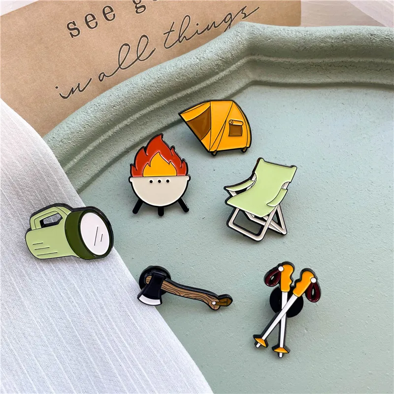 Cartoon Outdoor Camping Tent Spilla Smaltata Cute Fire Pit Axe Travel Light Camping Denim Bag Badge Pins Gioielli Amici Regali