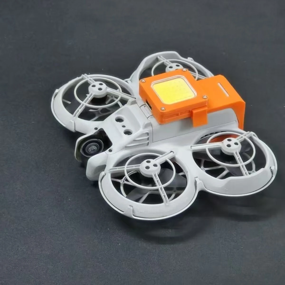 Vue rapprochée du boîtier du Kit Lumière Drone FPV Léger 2 Pièces - Version Autonomie montrant le bouton d'alimentation