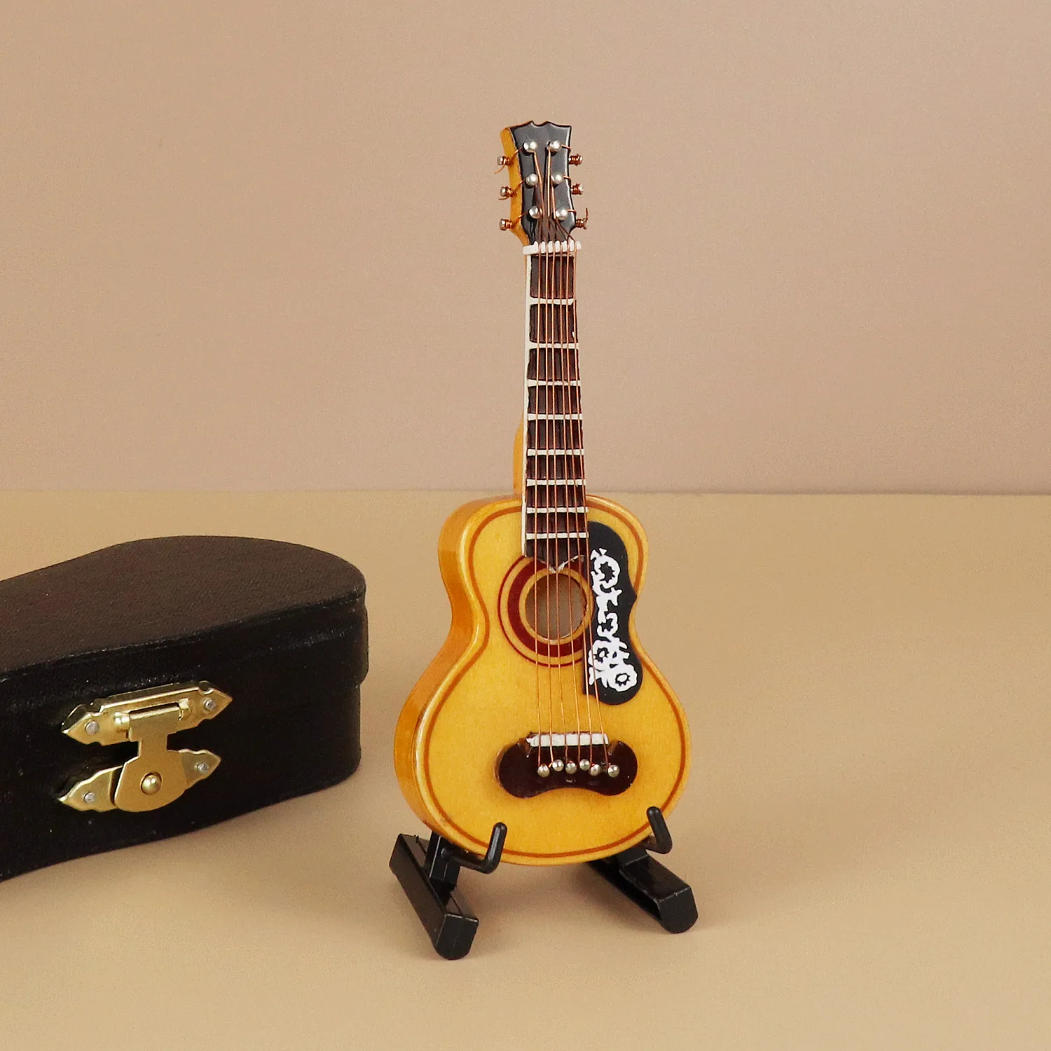 WLGREATSP Guitare Modèle 1:12 Guitare En Bois Miniature Instrument de Musique Musique Dollhouse Décor Meilleur Cadeau Pour Bureau Table Decor 3 Couleur 