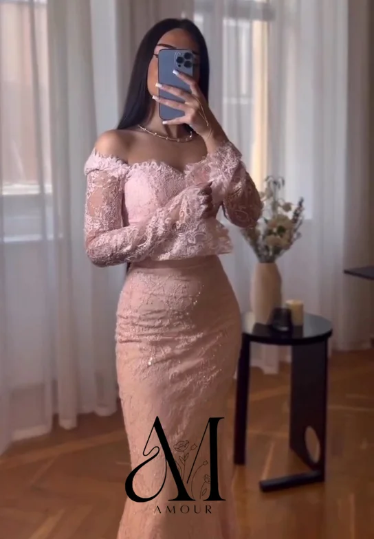 فساتين سهرة سعودية مخصصة على شكل حورية البحر من أمور، بتصميم مكشوف الأكتاف وطول يصل إلى الأرض، مزينة بالدانتيل والترتر وأكمام طويلة، فساتين حفلات أنيقة 2026