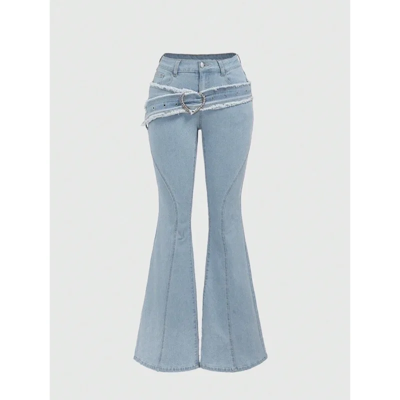 Jean pour femme en denim extensible avec broderie cœur et ourlet irrégulier, coupe décontractée avec poches