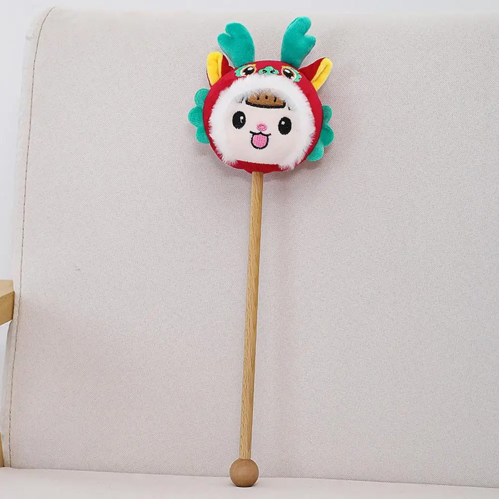 

Высококачественная мягкая кукла в виде дракона с длинной деревянной палочкой, массажный молоток для спины, новогодний подарок на плечо