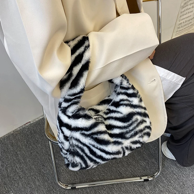 Stylish Leopard Pattern Tote Bag Soft Plush Handbag Underarm Shoulder Bag Women'S Casual Armpit Bag Lipstick Key Bag Trendy