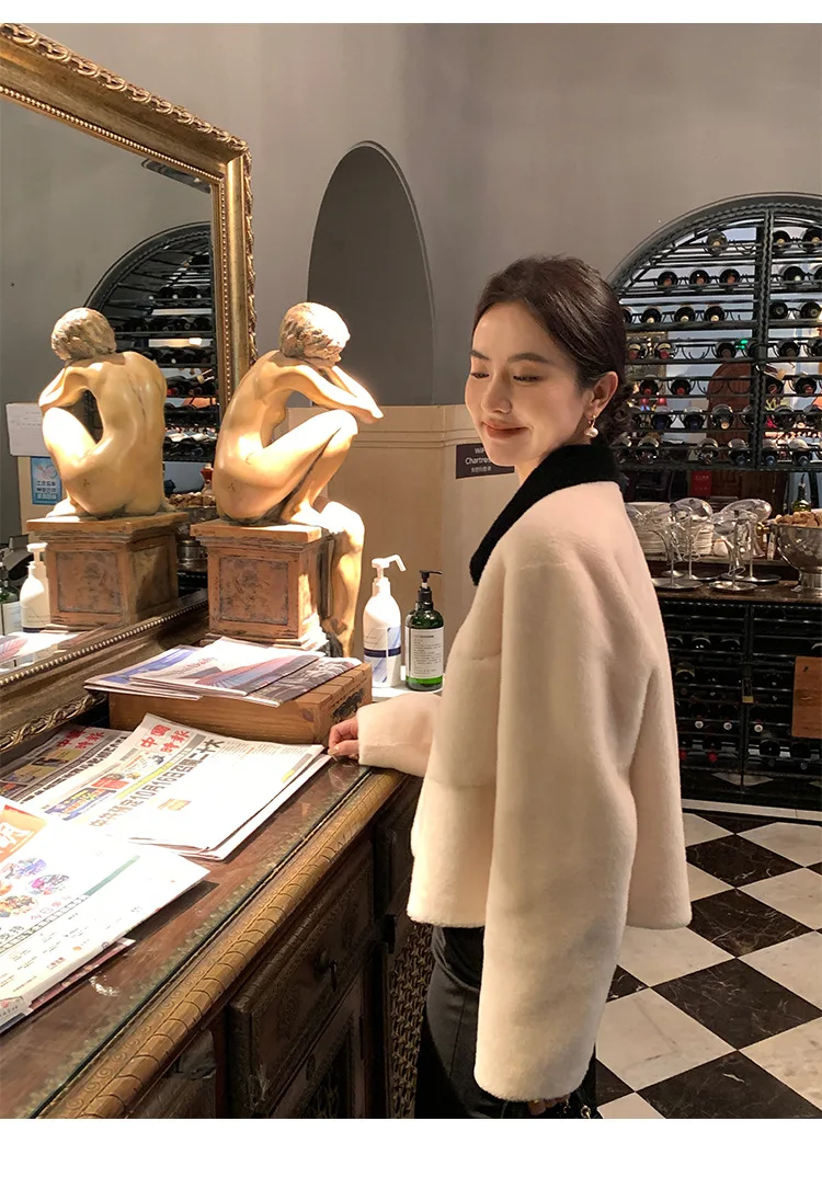 Small Fragrant Sheep Shearing Temperament In Autumn and Winter Ladies Wool One Female Contrast Fur Short Coat Lapel Silhouette