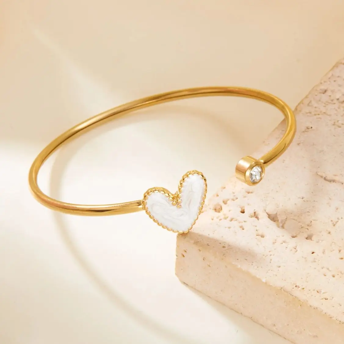 Neue Trendy Vergoldete Einfache Herz Manschette Armreifen für Frauen Hohe Qualität Edelstahl Kristall Armbänder Wasserdicht Schmuck