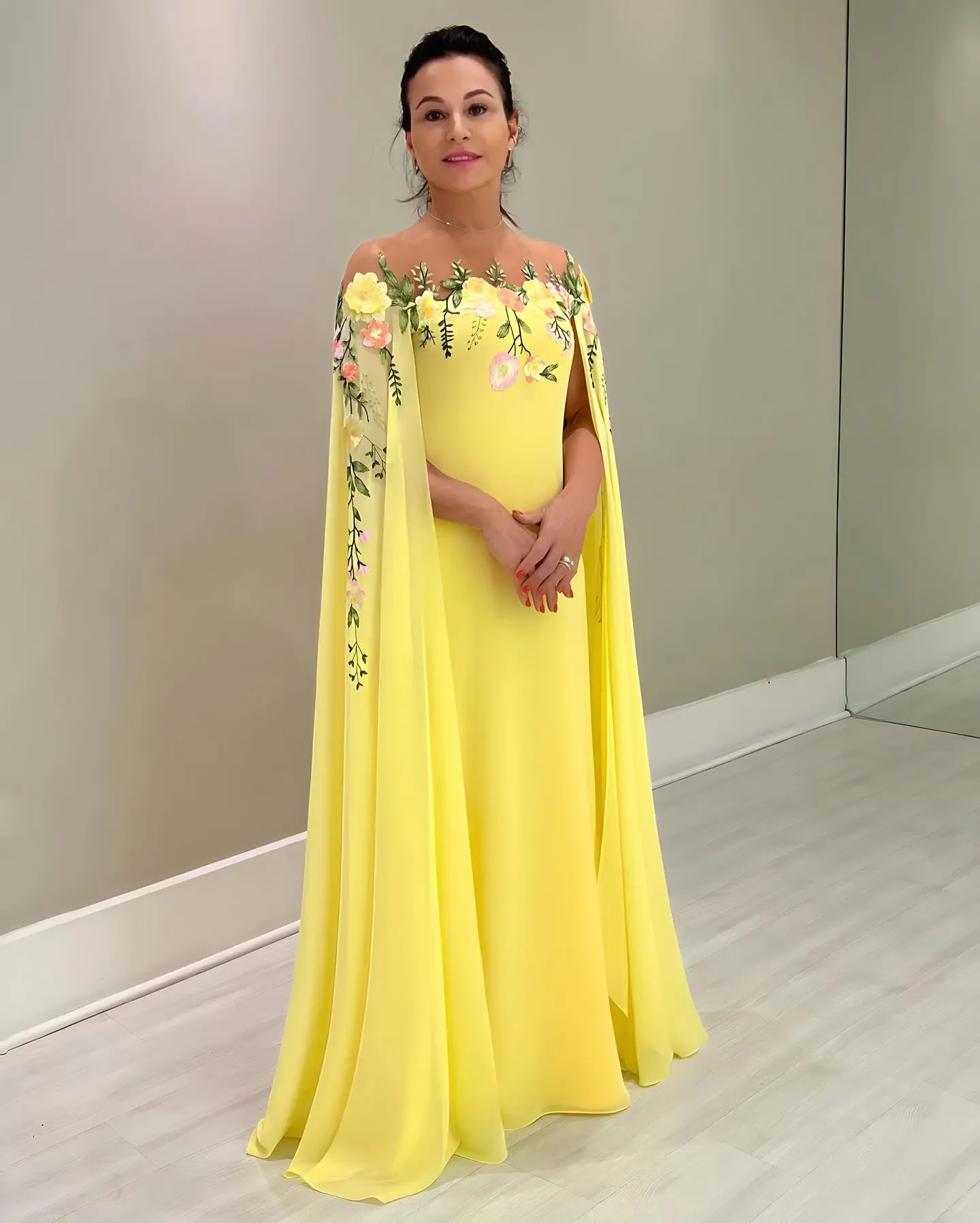 Chic Yellow Mother of The Bride Dresses Embroidery Appliqued Leaf Wedding Guest Dress with Cape Floor Length Evening