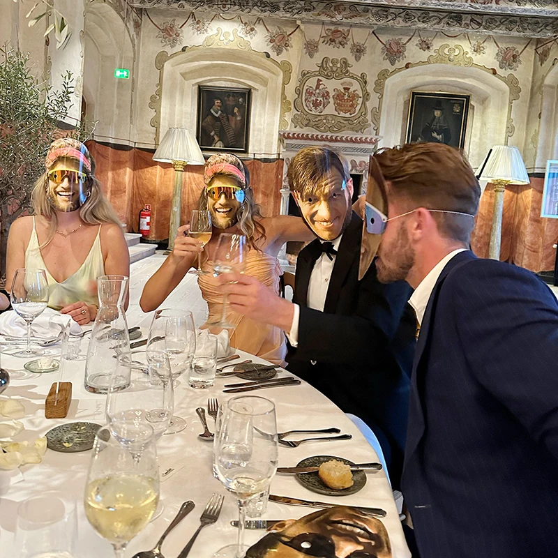 Ensemble de 10 masques réutilisables personnalisés avec visage réel, présentés dans un emballage cadeau pour une fête.