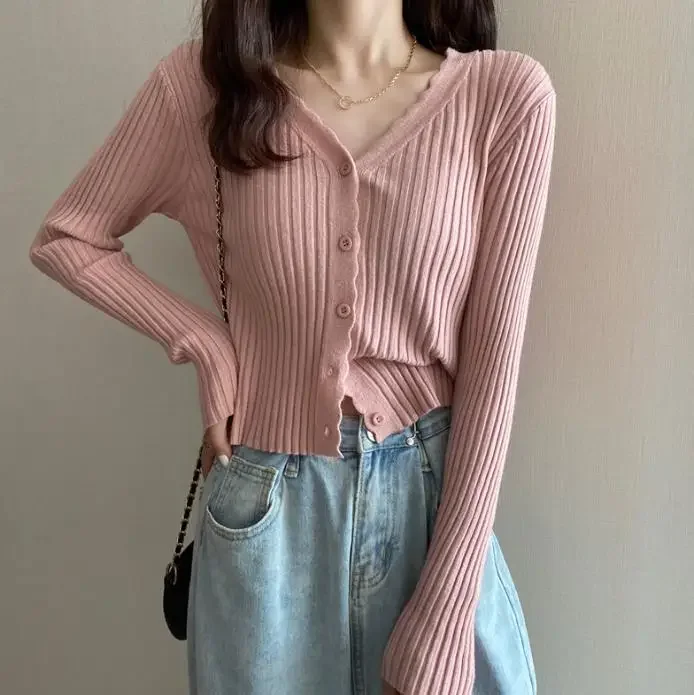 

Knitted V-neck women's short long sleeved top