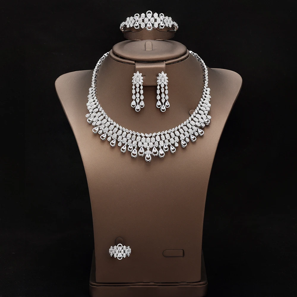 طقم مجوهرات فاخر بتصميم متدلٍ لامع