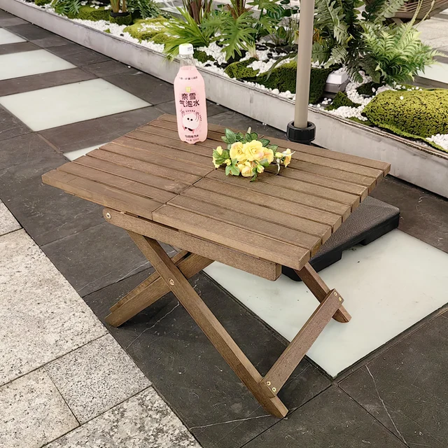 나무의 따뜻함과 실용성이 조화된 야외 테이블