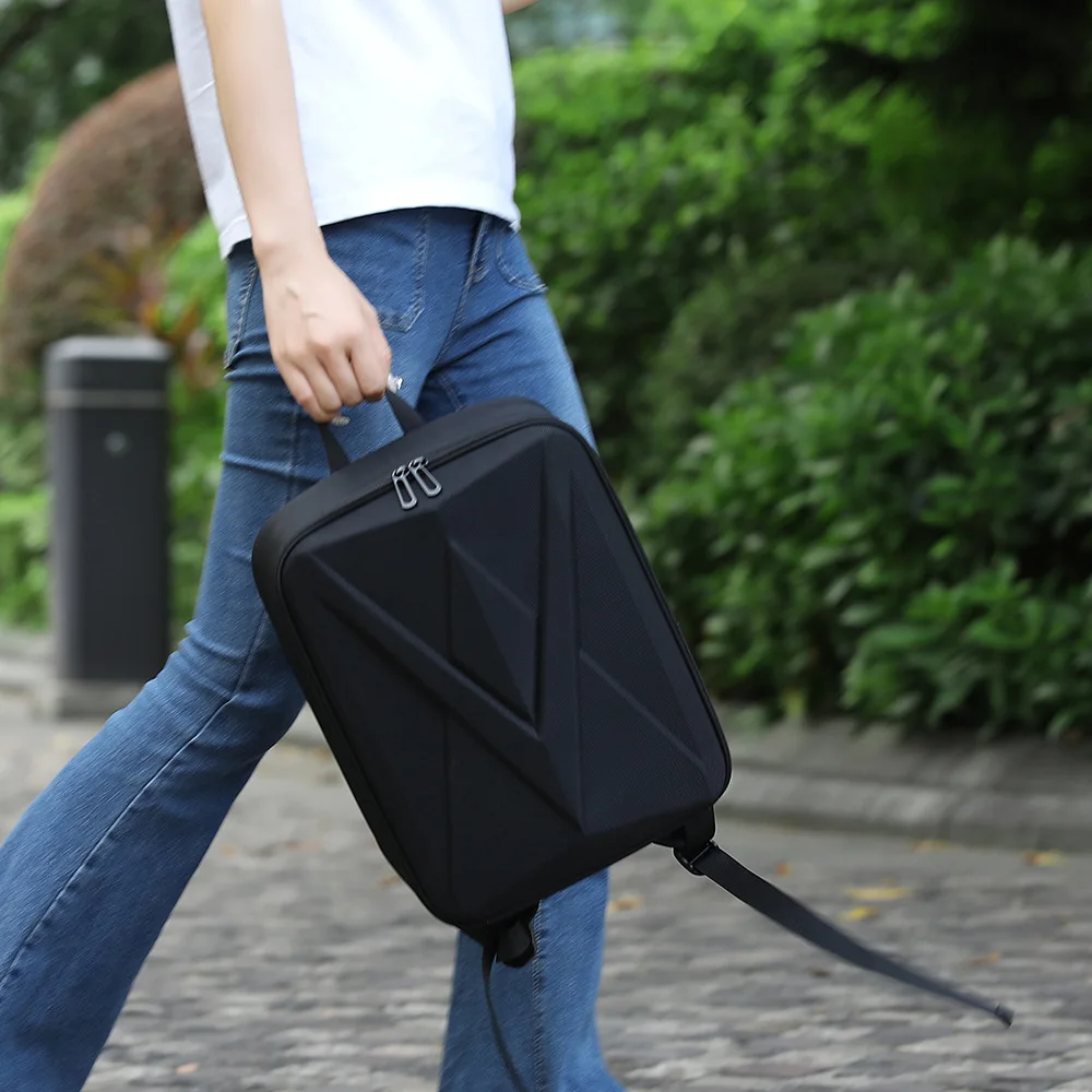 Sac à dos rigide étanche pour DJI Air 3/Air 3S posé sur une table, avec le drone visible à l'intérieur.