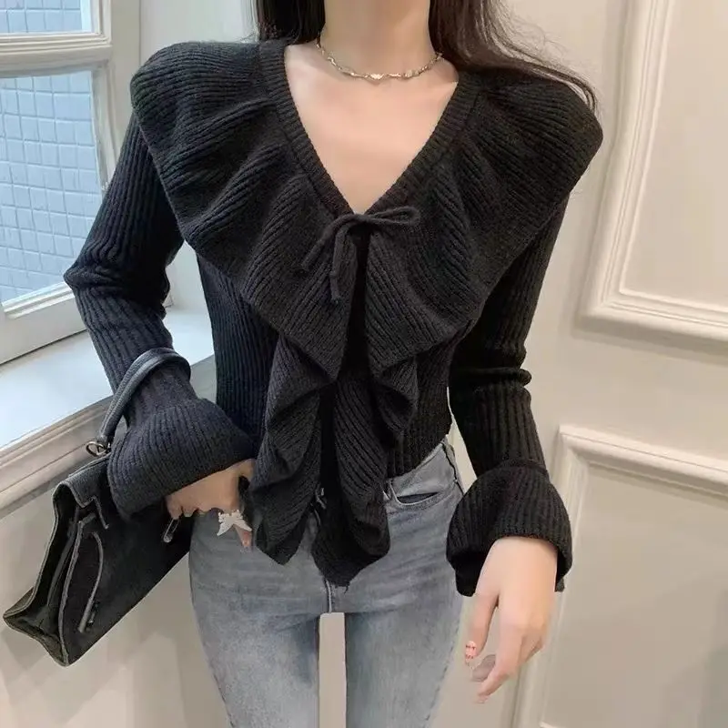 thumbnail image 1 of Suéter suave con cuello en V y tirantes, nuevo diseño de estilo coreano para mujer, suéter de punto corto elegante y de estilo nicho, 1 of 4