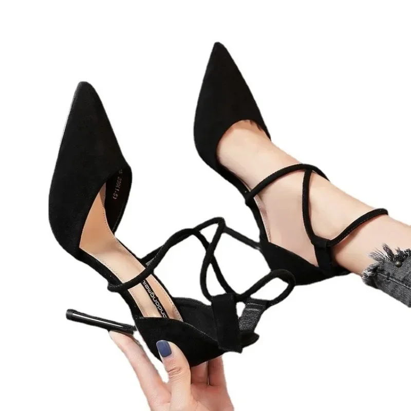 حذاء كعب وردي برباط أنيق