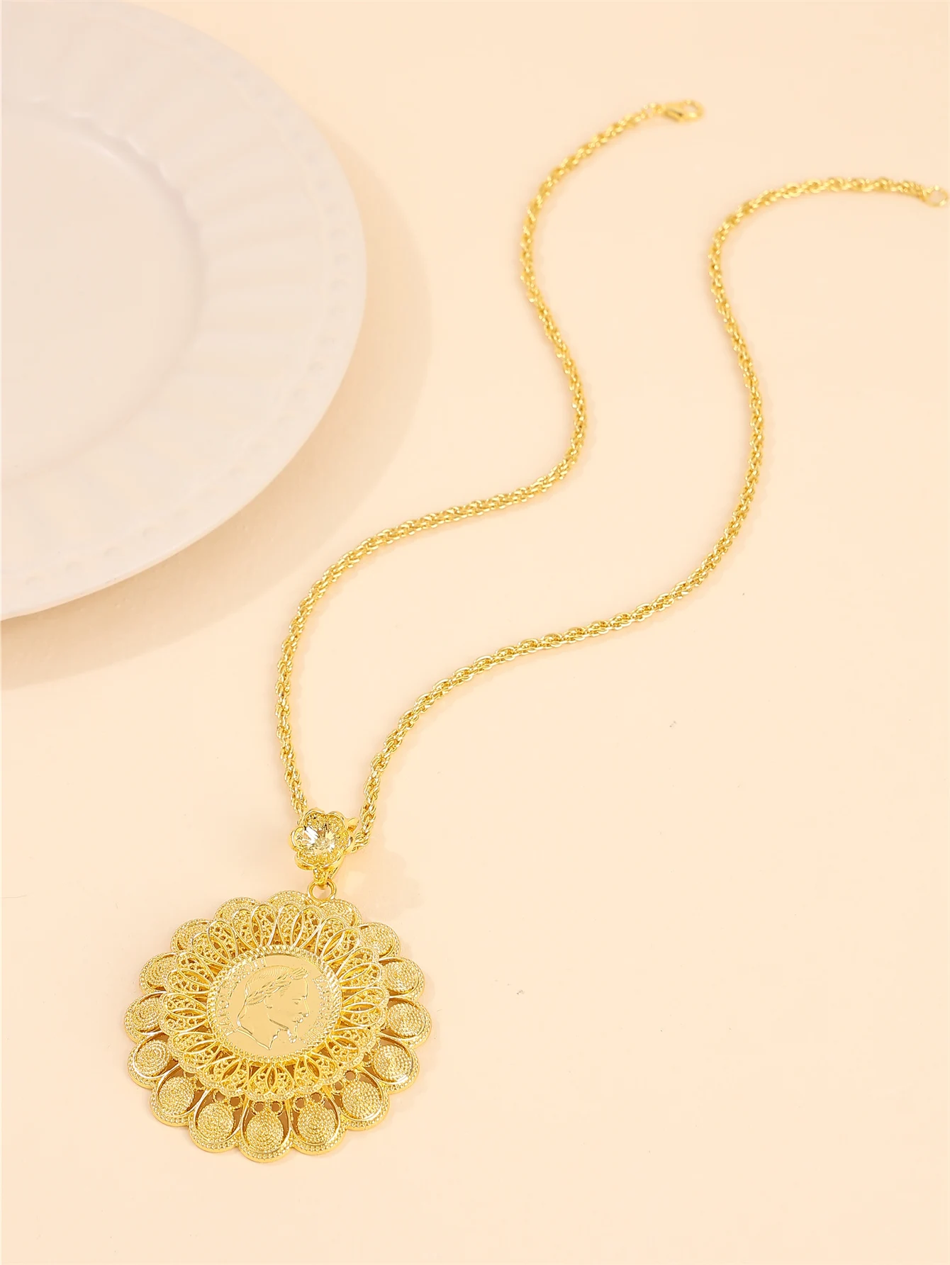 Pendentif de collier plaqué or pour femmes, collier Floral à la mode, adapté aux accessoires de fête de mariage