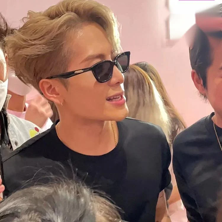 2024 Nuovi occhiali da sole Wang Jia'er Same Style Bar Bounce Cat Eyes Protezione solare e protezione UV Occhiali da sole avanzati_voghion.com