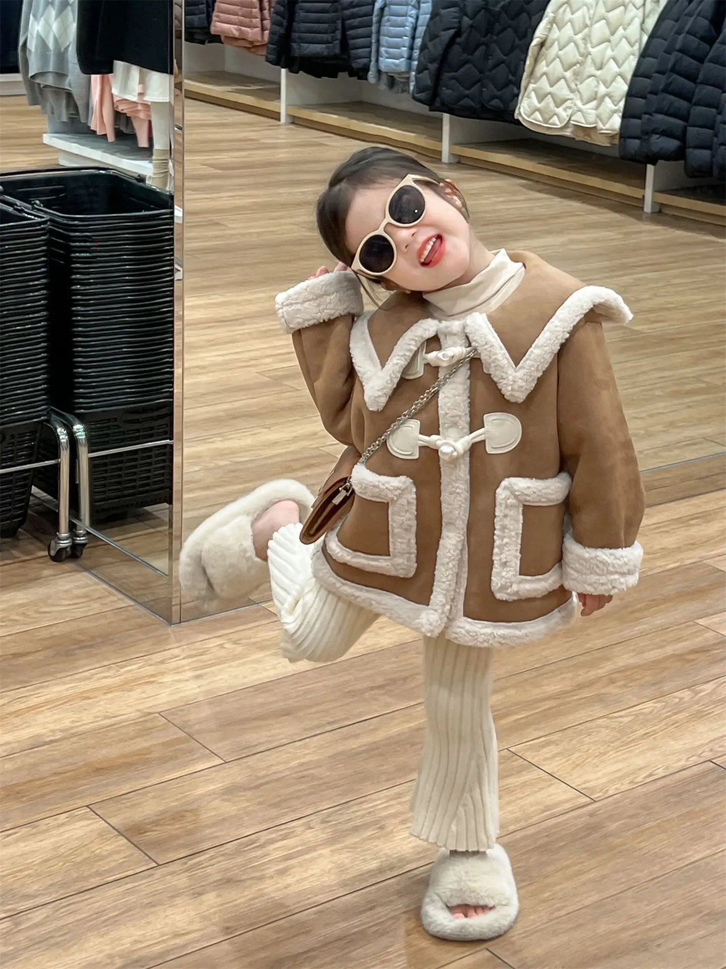 

Girl Coat Clothing 2023 Winter Girl Fur Integrated Suede Composite Integrated Pearl Buckle with Velvet Thickening Winter Coat