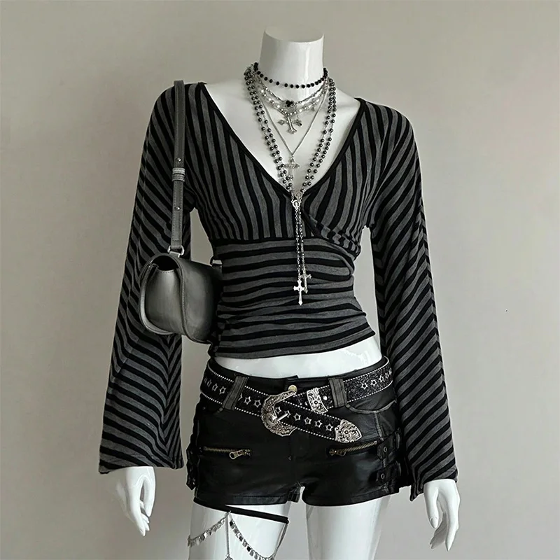 Sommer Damen Y2K Gothic Grunge Streetwear Schwarz-Grau Gestreiftes T-Shirt mit Tiefem V-Ausschnitt, Ausgestellten Langen Ärmeln, Geraffter Taille und Schlanker Passform