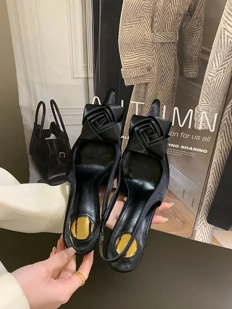 Elegant silk pumps - lifestyle image
