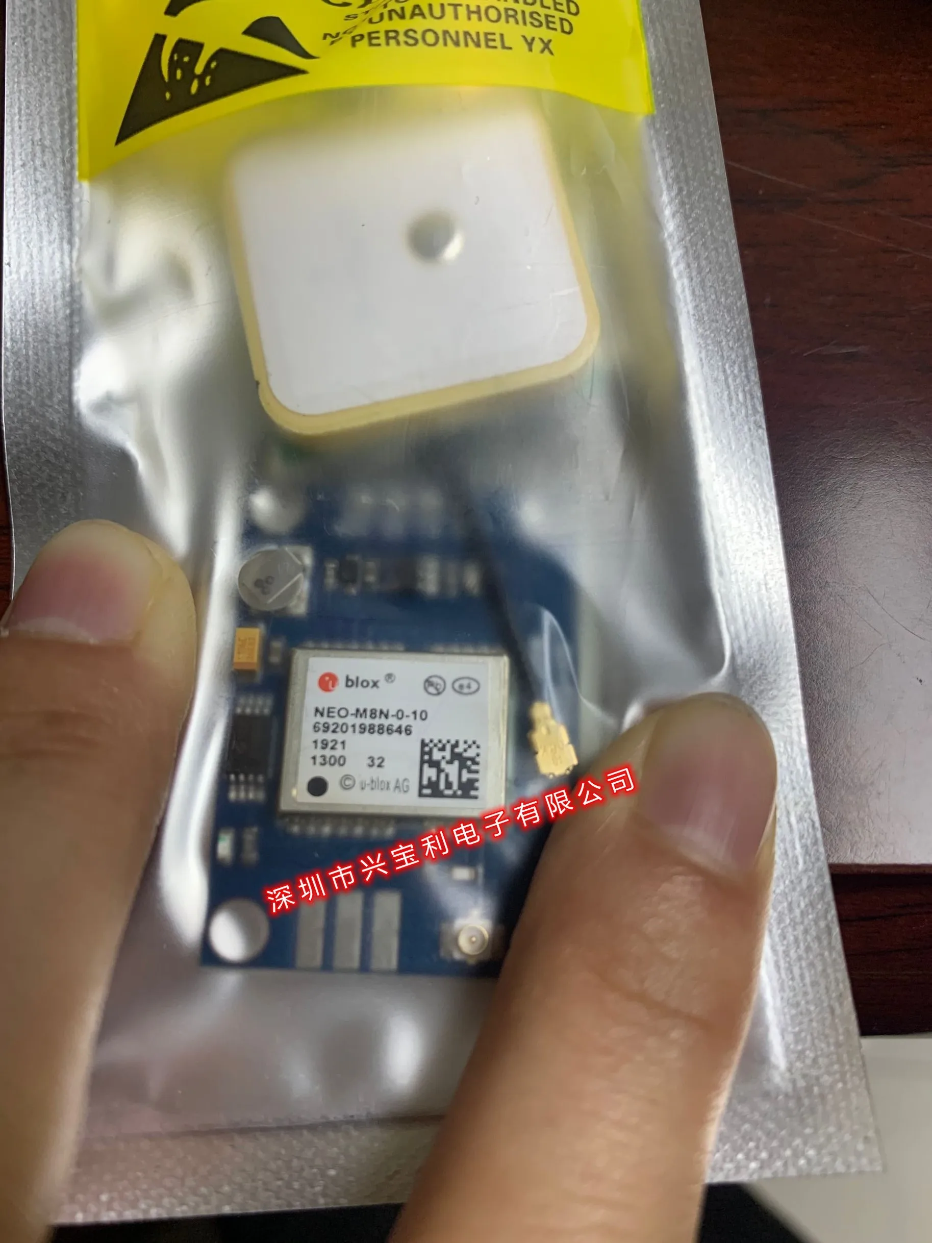 Module GPS NEO-M8N double mode GLONASS/Beidou - Haute précision pour drone et contrôle de vol, monté sur une carte de drone avec câbles.