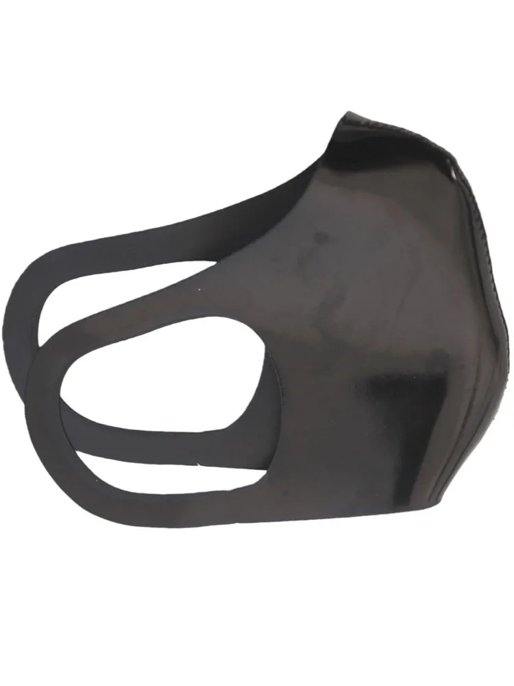 Masque cosplay réversible lavable, face mate noire porté sur un mannequin, vue de profil.