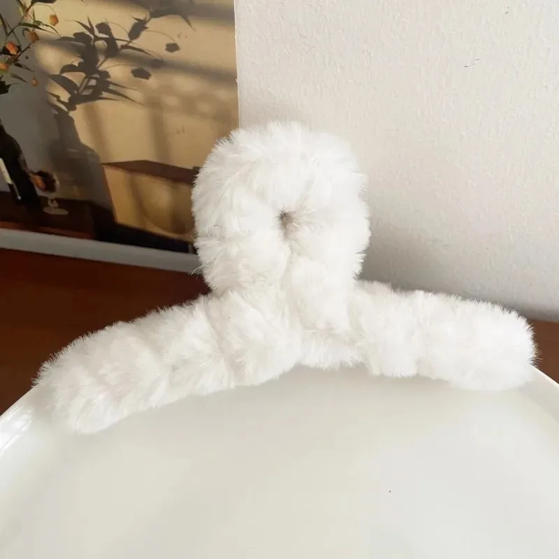 Elegant Plush Hair Clip, Korean Fashion, Oversized Imitation Rabbit Plush Grab Button, Girl's Hair Accessory Full of Atmosphere