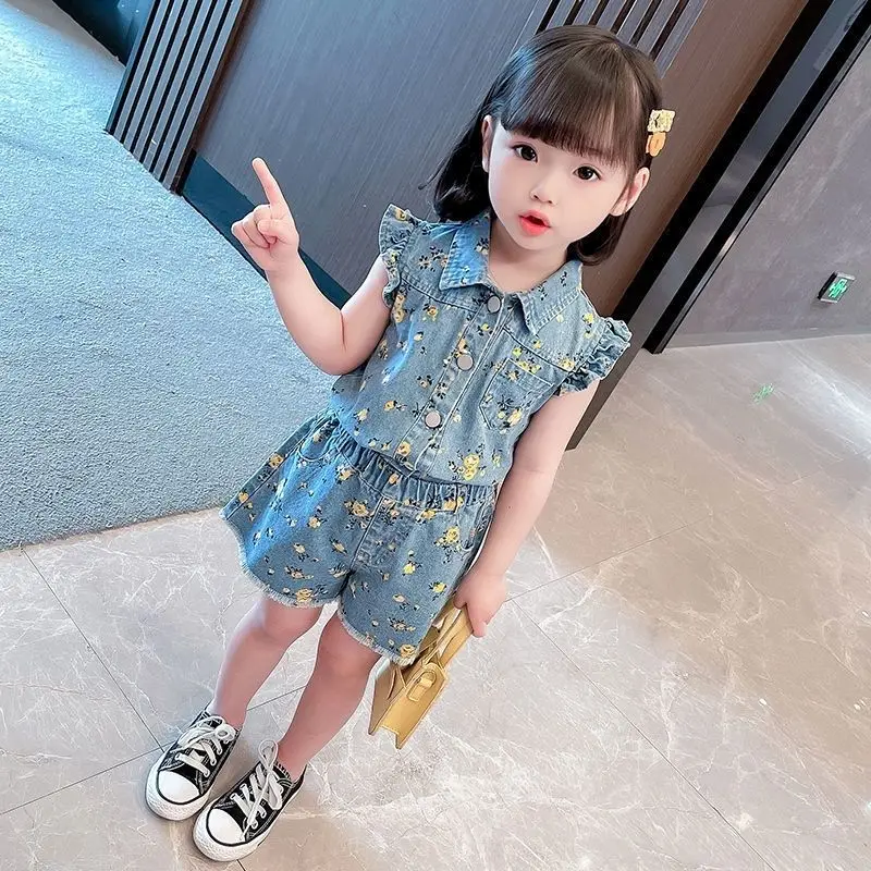

2023 new female baby fashionable Korean sleeveless top+denim shorts two-piece girl summer suit