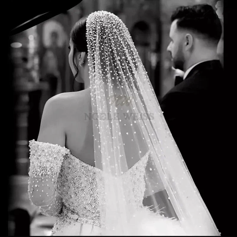 Focco da sposa, focco nero e velo d perle su accessoro per capell