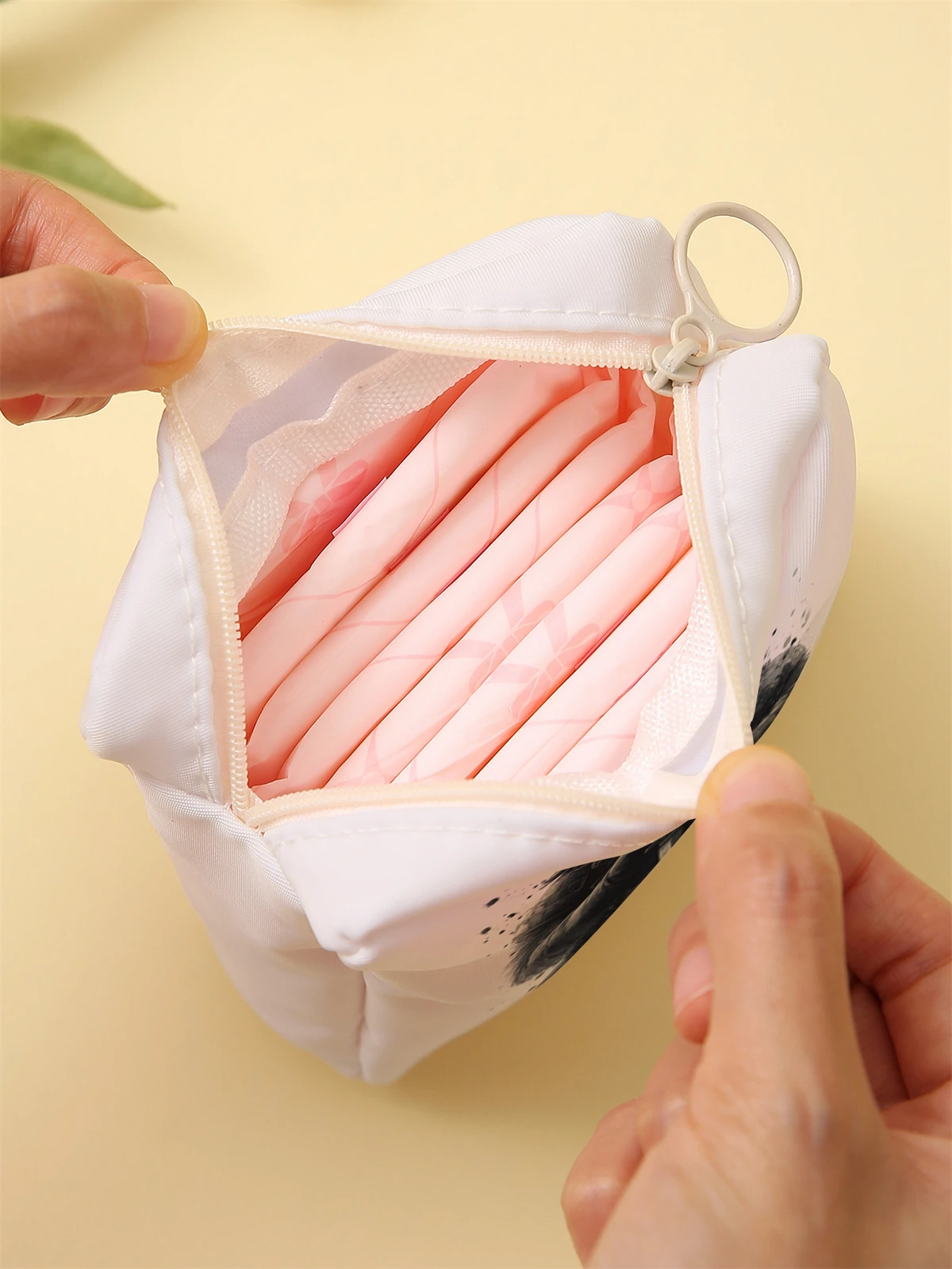 Black cat printed sanitary napkin storage bag, women's lightweight tissue bag, sanitary tissue bag