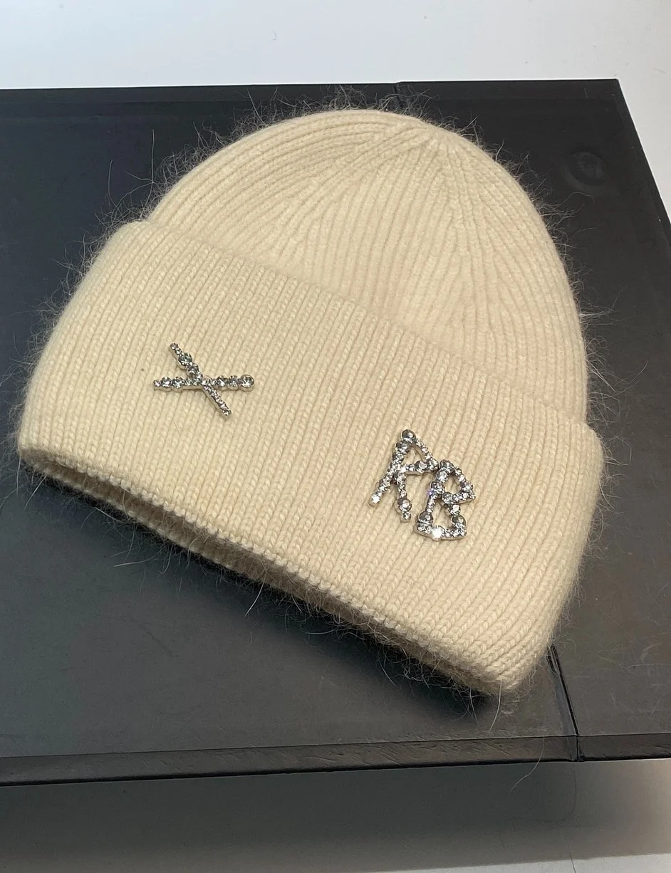 1PC Neue RB Buchstaben Kaninchen Haar Gestrickte Hut Mit Winter Winddicht Ohr Schutz Hut Im Freien Verdicken Warme Mütze – Detail 16