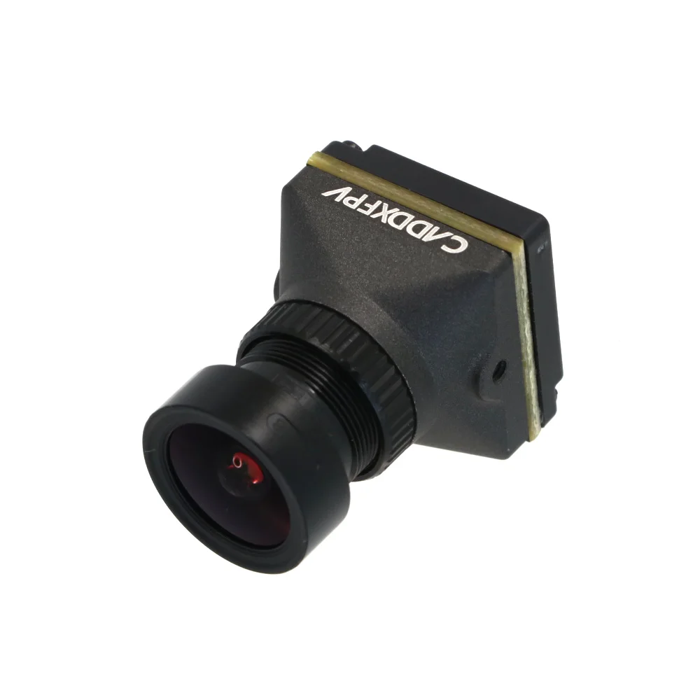 Vlogueur utilisant le gimbal stabilisateur 3 axes pour smartphone en extérieur, capturant une vidéo stable.