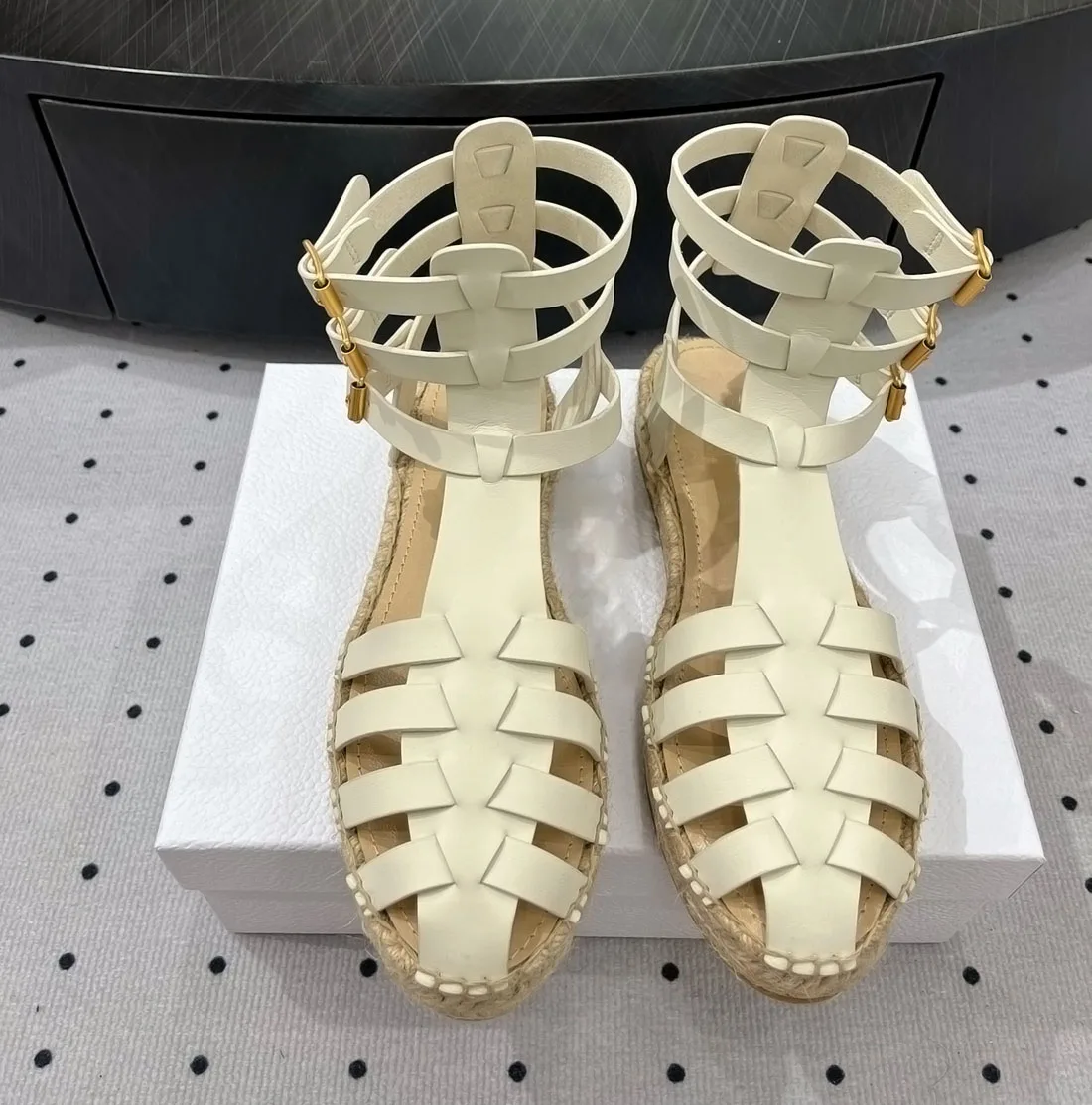 

2024 Summer New Woven Hollow Buckle Grass Woven Hemp Rope Flat Bottom Fisherman Roman Sandals